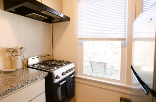 Gold Hill Apartamento | Situated in a Gold Hill neighborhood that offers the convenience of I-5 access and the beauty of Rogue River views. A perfect, quick stopover point.