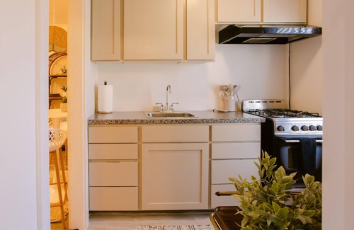 Gold Hill Apartamento | Situated in a Gold Hill neighborhood that offers the convenience of I-5 access and the beauty of Rogue River views. A perfect, quick stopover point.