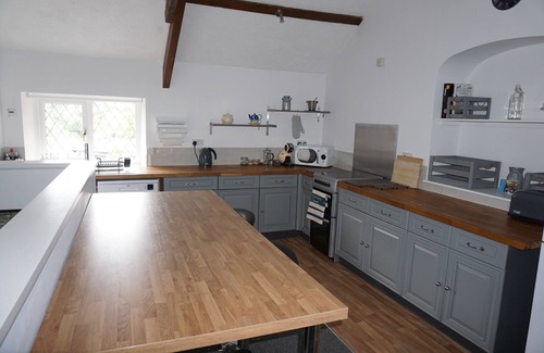 Slapton Casa | Situated in a quaint village-walking distance to Slapton Sands Beach & Ley.