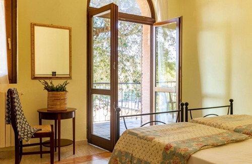 Pian dei Mucini Cama Y Desayuno | Situated in the picturesque hills of Massa Marittima, the <b>Resort Mucini Hotel</b> is a charming hamlet nestled in the green countryside of the upper Maremma. With its large, well-kept spaces, the estate offers a relaxing atmosphere where comfort and n