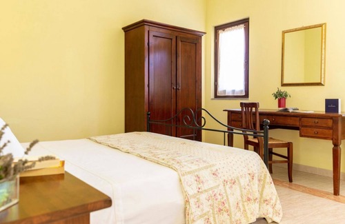 Pian dei Mucini Cama Y Desayuno | Situated in the picturesque hills of Massa Marittima, the <b>Resort Mucini Hotel</b> is a charming hamlet nestled in the green countryside of the upper Maremma. With its large, well-kept spaces, the estate offers a relaxing atmosphere where comfort and n