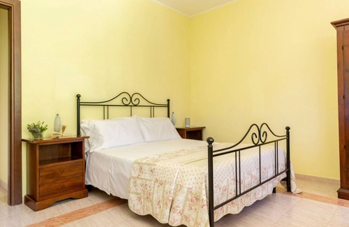 Pian dei Mucini Cama Y Desayuno | Situated in the picturesque hills of Massa Marittima, the <b>Resort Mucini Hotel</b> is a charming hamlet nestled in the green countryside of the upper Maremma. With its large, well-kept spaces, the estate offers a relaxing atmosphere where comfort and n