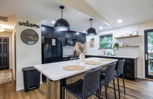 McGaheysville Casa | Situated in the Tree Tops w/ Unbelievable Ski Slope Views Community Pool Access (Seasonal) Hot Tub