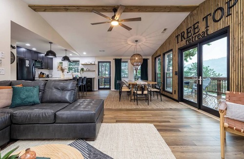 McGaheysville Casa | Situated in the Tree Tops w/ Unbelievable Ski Slope Views Community Pool Access (Seasonal) Hot Tub