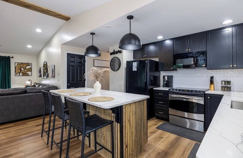 McGaheysville Casa | Situated in the Tree Tops w/ Unbelievable Ski Slope Views Community Pool Access (Seasonal) Hot Tub