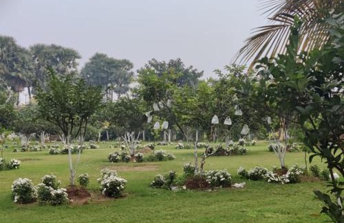 Bhimunipatnam Cama Y Desayuno | Sivarama garden resort AC hall atached bathroom,17 members nite stay kitty party's & functions , swimming pool & ,bheemili bech to dorathota