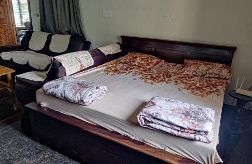 Bhimunipatnam Cama Y Desayuno | Sivarama garden resort AC hall atached bathroom,17 members nite stay kitty party's & functions , swimming pool & ,bheemili bech to dorathota