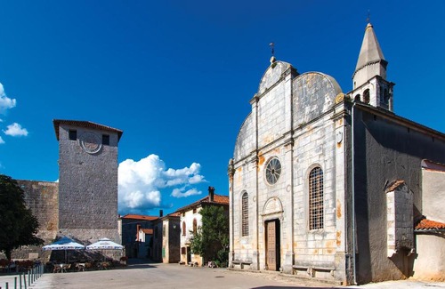 Cabrunici Casa | Six-Bedroom Holiday Home in Cabrunici