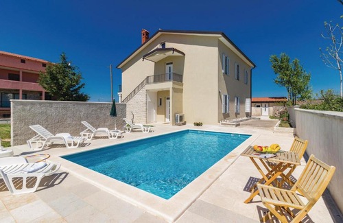 Cabrunici Casa | Six-Bedroom Holiday Home in Cabrunici
