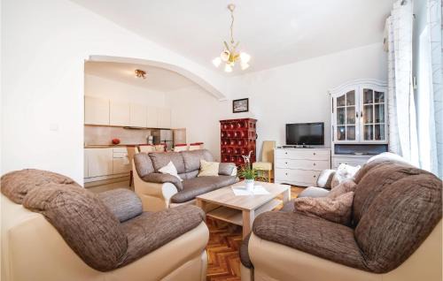Bibinje Casa | Six-Bedroom Holiday Home In Bibinje