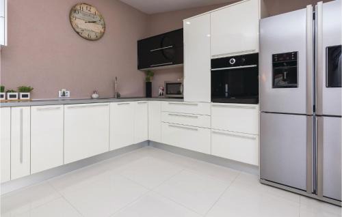 Galovac Casa | Six-Bedroom Holiday Home In Galovac