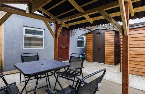 East Ham South Casa | Six Bedroom House Shortlets express