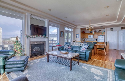 Yachats Casa | Six-Bedroom Oceanfront Yachats Home has Double Hot Tubs and Game Room!