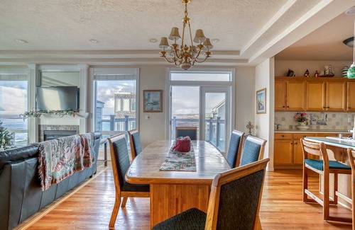 Yachats Casa | Six-Bedroom Oceanfront Yachats Home has Double Hot Tubs and Game Room!