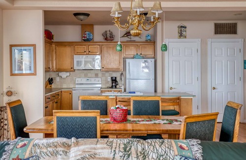 Yachats Casa | Six-Bedroom Oceanfront Yachats Home has Double Hot Tubs and Game Room!