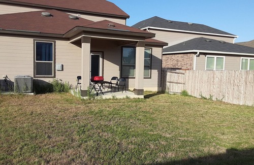 Universal City Casa | Six bedrooms, 3 baths, 2 TVs. Near Lackland, Randolph, and downtown San Antonio!