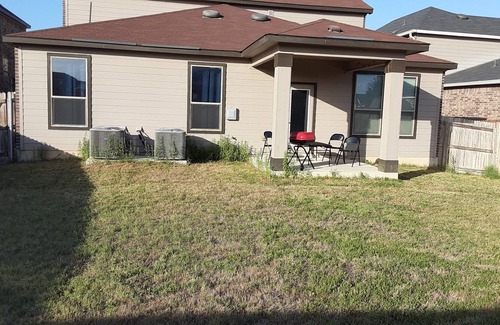 Universal City Casa | Six bedrooms, 3 baths, 2 TVs. Near Lackland, Randolph, and downtown San Antonio!