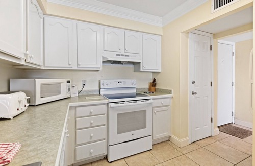 Miramar Beach Condominio | Sixth-floor Gulf-front Condo with balcony, outdoor Pool & Gym