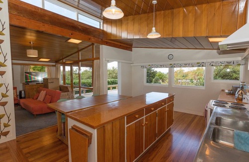 Kuratau Cabaña | Sixties Cedar Bach - Kuratau Holiday Home