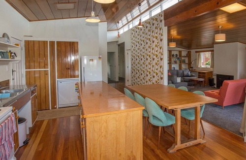 Kuratau Cabaña | Sixties Cedar Bach - Kuratau Holiday Home