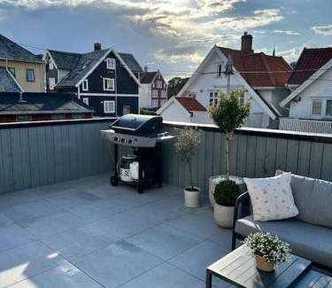 Stavanger Apartamento | Sjarmerende og sentralt beliggende leilighet med stor ballkong på Storhaug - Perfekt sommerleie!