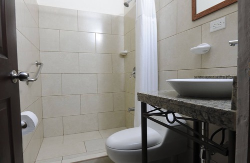 El Coyol Hotel | Aeropuerto SJO - Oasis familiar