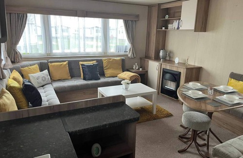 Ingoldmells Cabina | Skegness 3-Bed Caravan, Sleeps 8, 10 mins to Beach