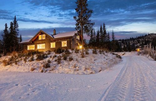 Svingvoll Chalet De Esquí | Skeikampen cabin with mountain view, jacuzzi, and 8 bedrooms