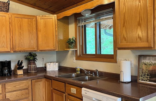 Stambaugh Casa | Up North getaway with Hot tub!