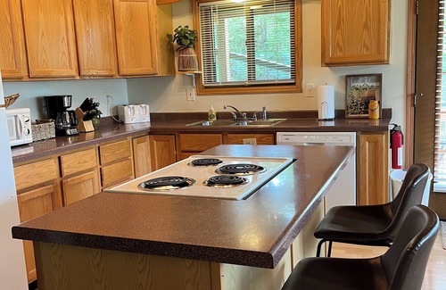 Stambaugh Casa | Up North getaway with Hot tub!