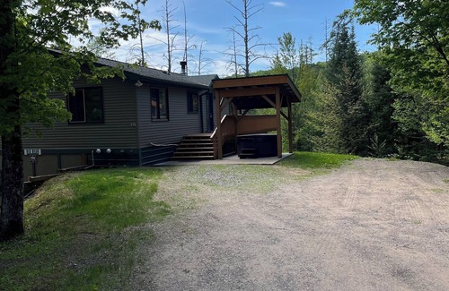 Stambaugh Casa | Up North getaway with Hot tub!