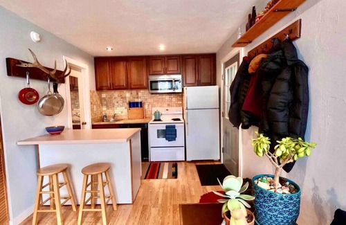 Big Sky Condominio | Ski Bunny Studio / Walkable to Ski Lifts
