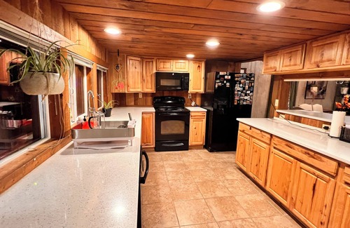 Skykomish Casa | Ski Cabin w/ Hot Tub, Fireplaces – 5 Mins to Slopes, Pet-Friendly, Sleeps 12