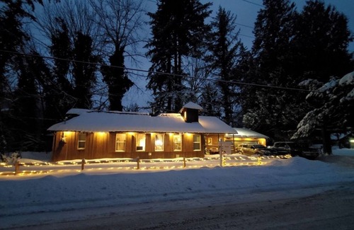 Skykomish Casa | Ski Cabin w/ Hot Tub, Fireplaces – 5 Mins to Slopes, Pet-Friendly, Sleeps 12