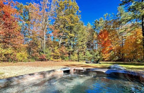 Bethel Casa | Ski Chalet 6 min to Sunday River - Hot Tub, Home Theater, Game Room, Fire Pit - Sleeps 12