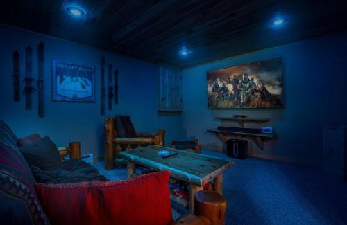 Bethel Casa | Ski Chalet 6 min to Sunday River - Hot Tub, Home Theater, Game Room, Fire Pit - Sleeps 12