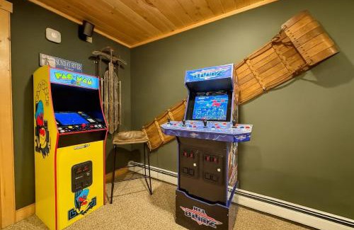Bethel Casa | Ski Chalet 6 min to Sunday River - Hot Tub, Home Theater, Game Room, Fire Pit - Sleeps 12