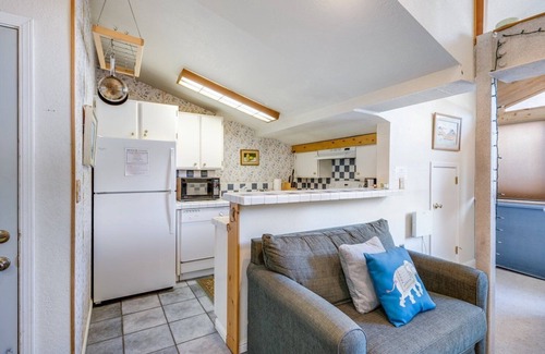 Bear Valley Condominio | Ski Condo, Sleeps 4! - Creekside #103 by Bear Valley Vacation Rentals