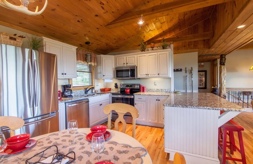 Banner Elk Cabaña | 3BD / 3BA Mountain Home, se encuentra sobre las pistas de esquí, grandes vistas, bañera de hidromasaje, King Master Suite, 3 millas de Blowing Rock