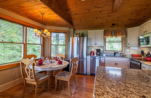 Banner Elk Cabaña | 3BD / 3BA Mountain Home, se encuentra sobre las pistas de esquí, grandes vistas, bañera de hidromasaje, King Master Suite, 3 millas de Blowing Rock
