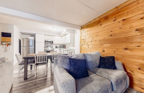 Mendon Condominio | Ski getaway with pool, sauna, covered balcony, W/D access, & internet