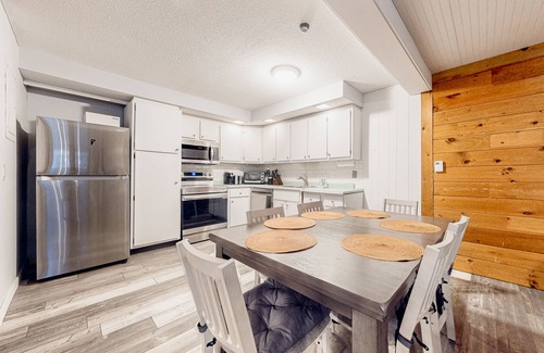 Mendon Condominio | Ski getaway with pool, sauna, covered balcony, W/D access, & internet