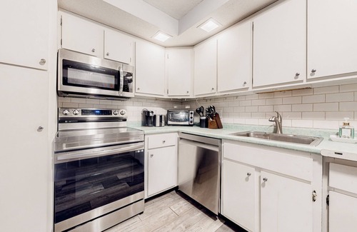 Mendon Condominio | Ski getaway with pool, sauna, covered balcony, W/D access, & internet