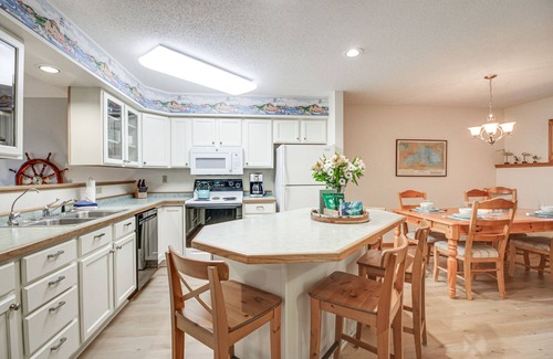 Tofte Casa | Ski, Hike, Bike, Relax: Tofte Townhome w/ Deck!
