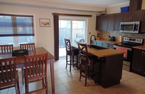 Barrie Casa | Ski hills and Hockey rinks close by