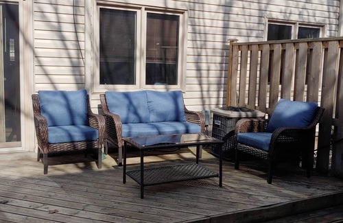 Barrie Casa | Ski hills and Hockey rinks close by