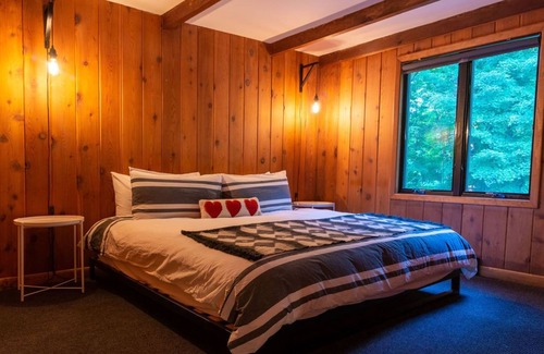 Vernon Chalet De Esquí | Ski house/ ON THE SLOPE/ Private hot tub & Fire pit