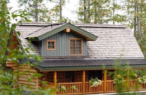 East Kootenay Cabina | Ski-in Cabin with private hot tub + Balcony!