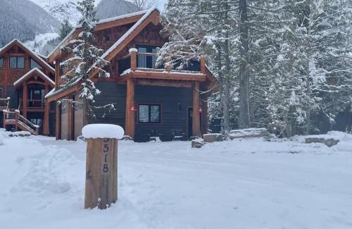 East Kootenay Chalet De Esquí | Ski-In Chalet: Private Hot tub, Bonus Bunk House
