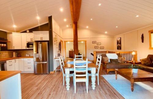 East Kootenay Chalet De Esquí | Ski-In Chalet: Private Hot tub, Bonus Bunk House